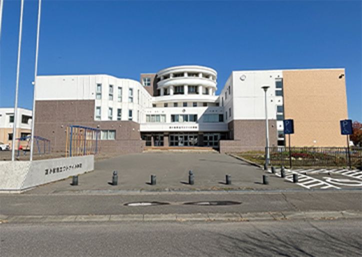 苫小牧市ウトナイ小学校の外観